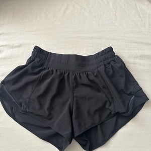 lululemon hotty hot low-rise lines short 2.5